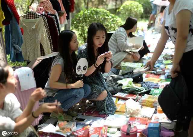 公园摆地摊卖什么最赚钱而且很受欢迎，摆地摊技巧和经验分享