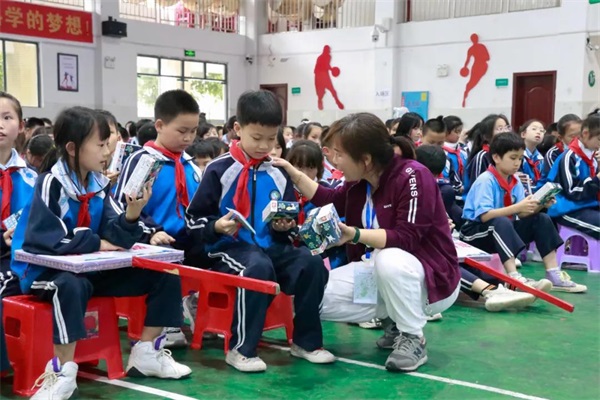 021湖南省科技活动周重大示范活动—吉首市乾元小学开展“航模系列科普讲座”活动"