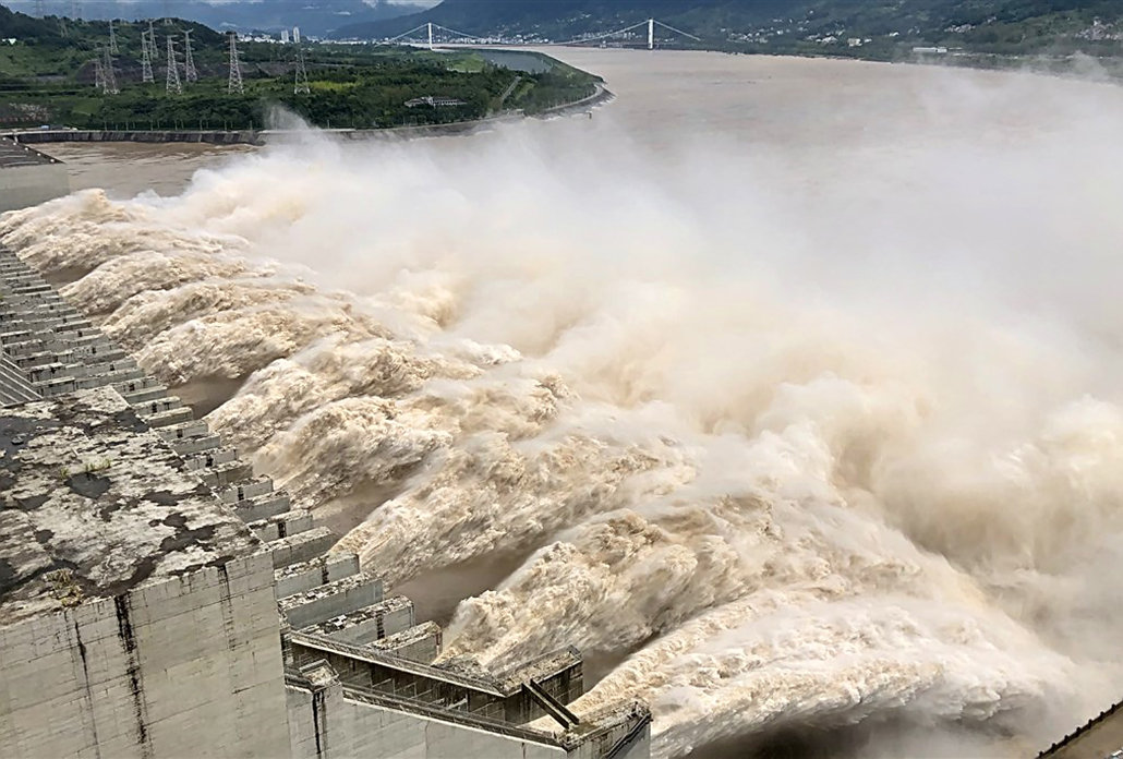 250万千瓦三峡水电站马力全开（三峡全球发电量第一）"