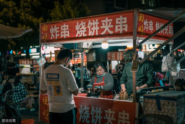 地摊卖点啥好，摆地摊月入过万的小吃生意